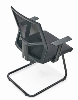 Höhenverstellbarer Bürostuhl ergonomischer Art mit atmungsaktivem Netz und rotierenden Rädern