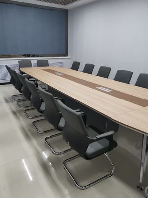 Ergonomischer Bürostuhl mit Lendenstützmaschendesign und Armlehnen