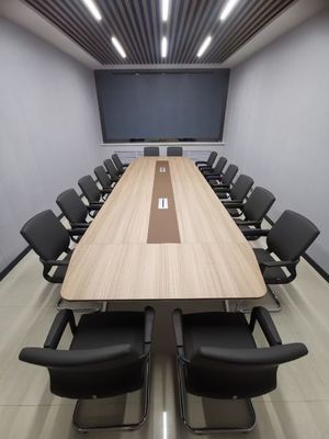 Ergonomischer Bürostuhl mit Lendenstützmaschendesign und Armlehnen