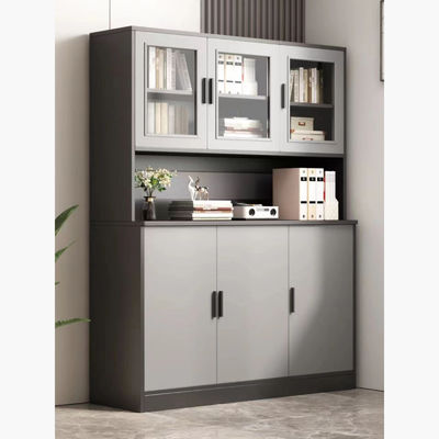 Geräumiges Holzschrank für Zertifikate und Trophäen im Büro oder Wohnzimmer