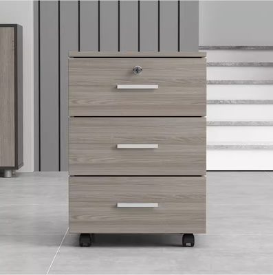 Vielseitiges Schließfach mit drei Schubladen für die Speicherung von Bürofilen und die Organisation von Post