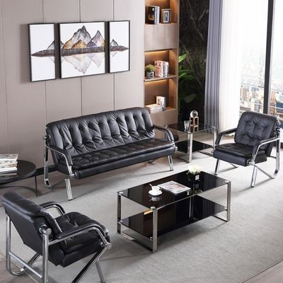 Sofa und Couchtisch für professionelle Geschäftsumgebungen