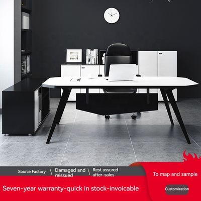 Moderne Bürostelle und -stühle für Einzelpersonen Stilvolle Möbel für den Arbeitsplatz des Managers