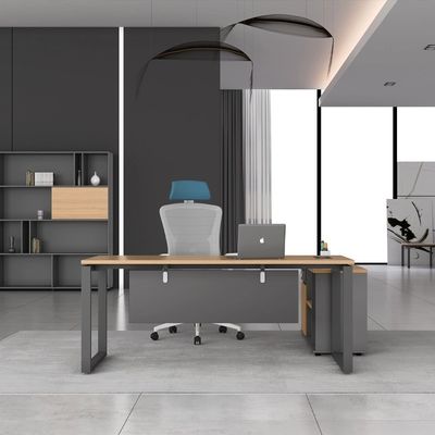 Bequeme Beschaffung von Büromöbeln und modernen Computer aus Holz