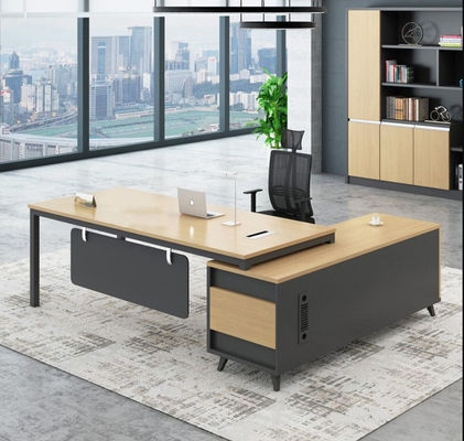 Bequeme Beschaffung von Büromöbeln und modernen Computer aus Holz