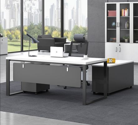 Bequeme Beschaffung von Büromöbeln und modernen Computer aus Holz