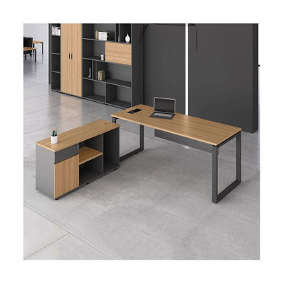 Bequeme Beschaffung von Büromöbeln und modernen Computer aus Holz