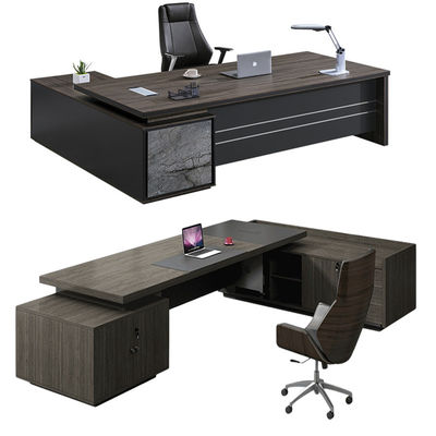 Großes Büro mit Möbeln aus Holz und L-Form