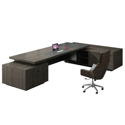 Großes Büro mit Möbeln aus Holz und L-Form