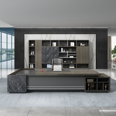 Großes Büro mit Möbeln aus Holz und L-Form