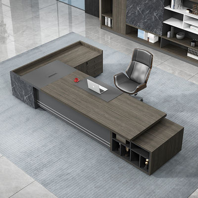 Großes Büro mit Möbeln aus Holz und L-Form