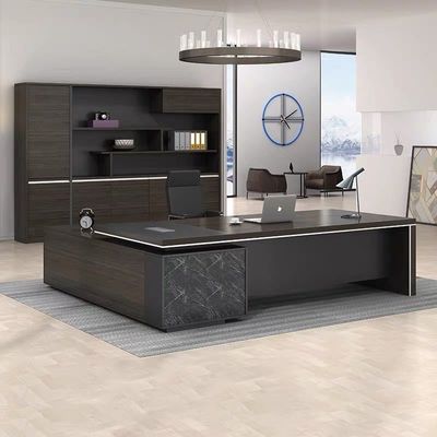 Großes Büro mit Möbeln aus Holz und L-Form