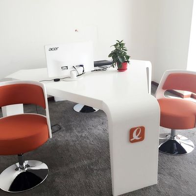 ODM Moderne Dreiecksbüro Schreibtisch und Stuhl Kombination Kleiner Showroom Konferenztisch