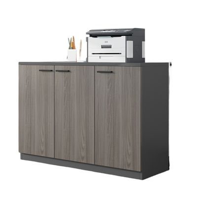 Robuste und langlebige Regale aus Holz, für das Personal