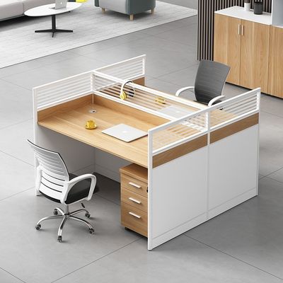 Vier künstliche Bit Kombination Büro Schreibtisch und Stuhl für multifunktionales Geschäft