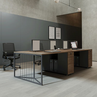 Minimalistische Vier-Person-Büroarbeitsstation mit Holz-Melamin-Bett und Stuhl