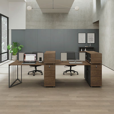 Minimalistische Vier-Person-Büroarbeitsstation mit Holz-Melamin-Bett und Stuhl
