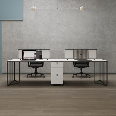 Minimalistische Vier-Person-Büroarbeitsstation mit Holz-Melamin-Bett und Stuhl