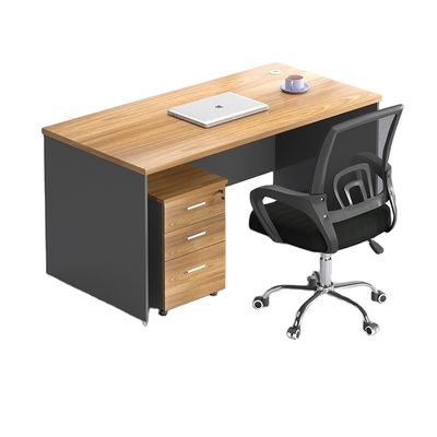 Funktionale Arbeitsplätze für das Büro und das Büro mit 10 Jahren Erfahrung
