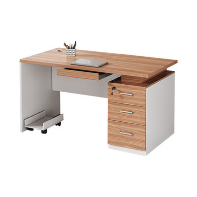 Funktionale Arbeitsplätze für das Büro und das Büro mit 10 Jahren Erfahrung